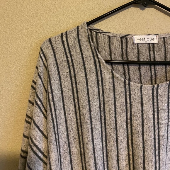 Sweater w/ tie - Picture 3 of 4